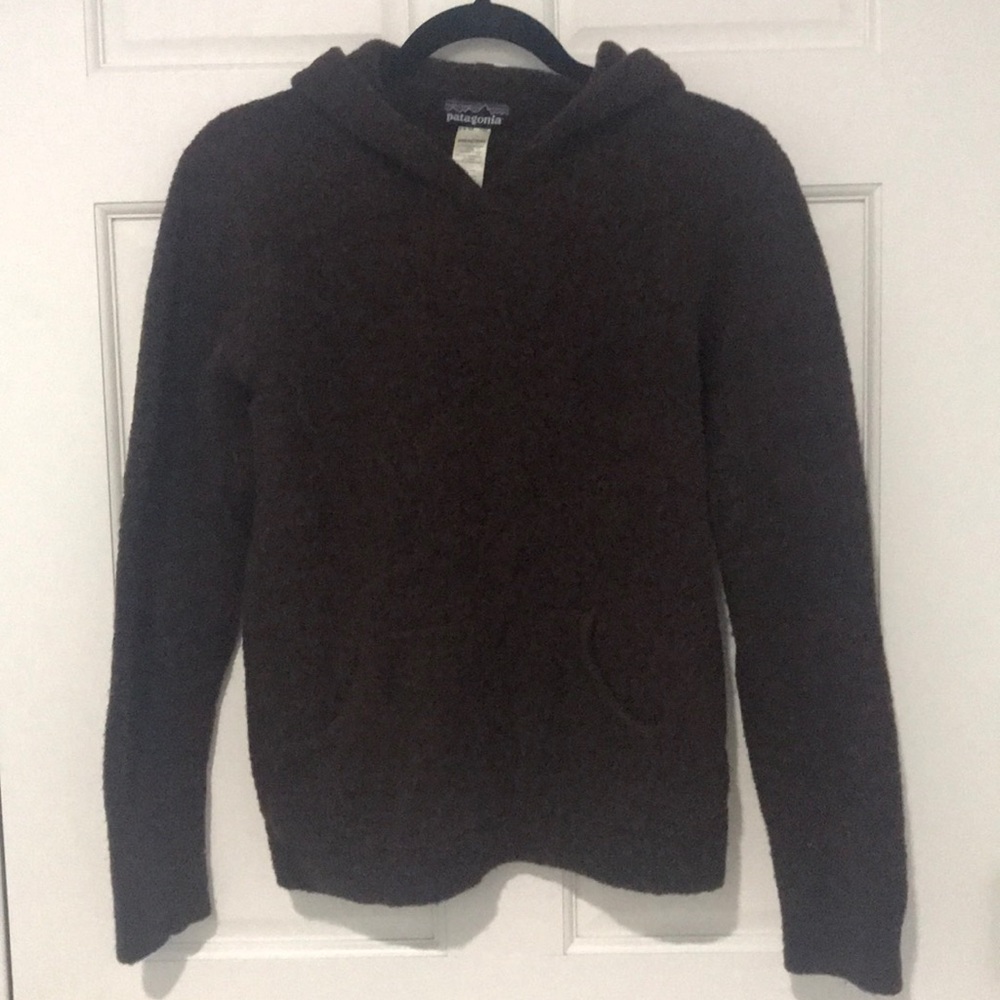 Patagonia sweater hoodie w front pocket. Brown. L.